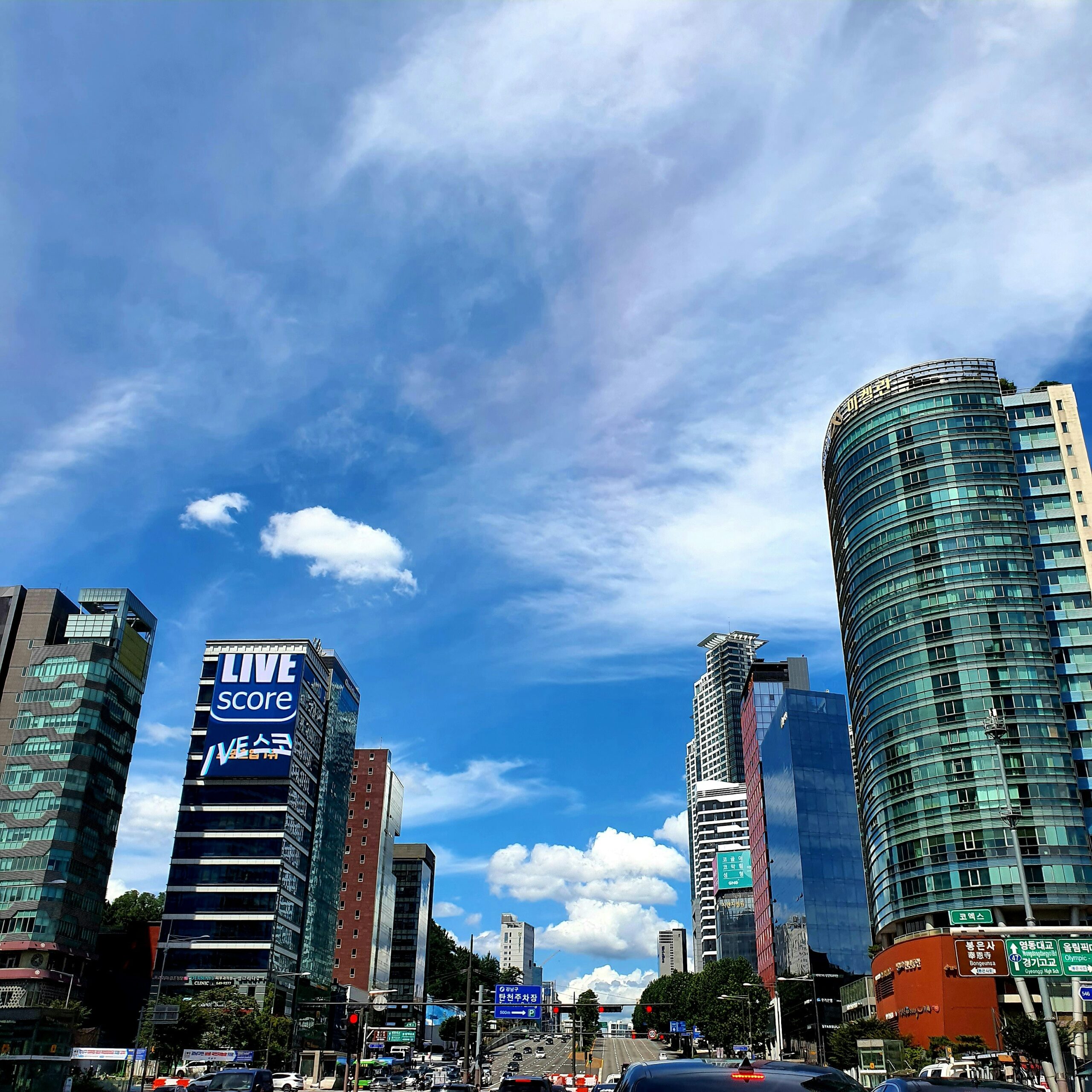 首尔江南区街景，展示现代化都市氛围与医美集中区域