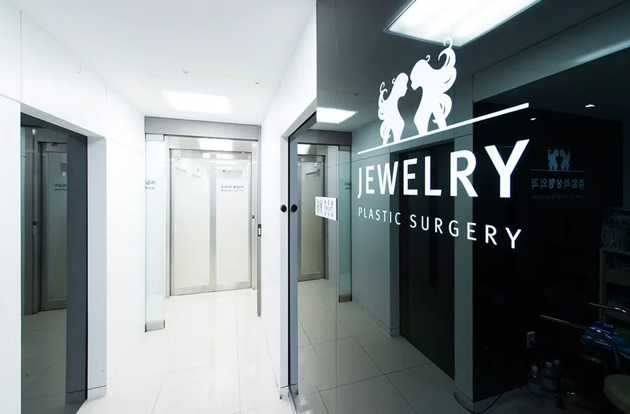 Jewelry Plastic Surgery Clinic environment 4