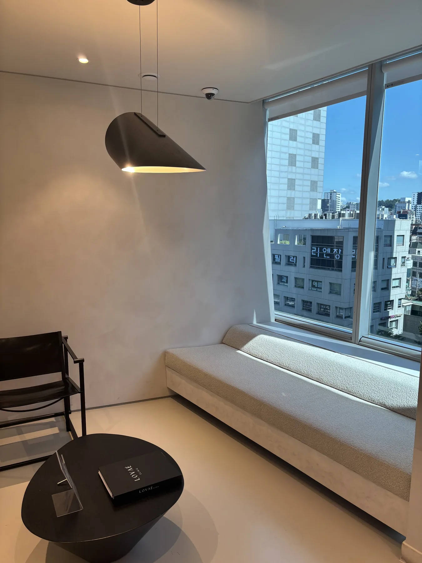 靠窗休息区