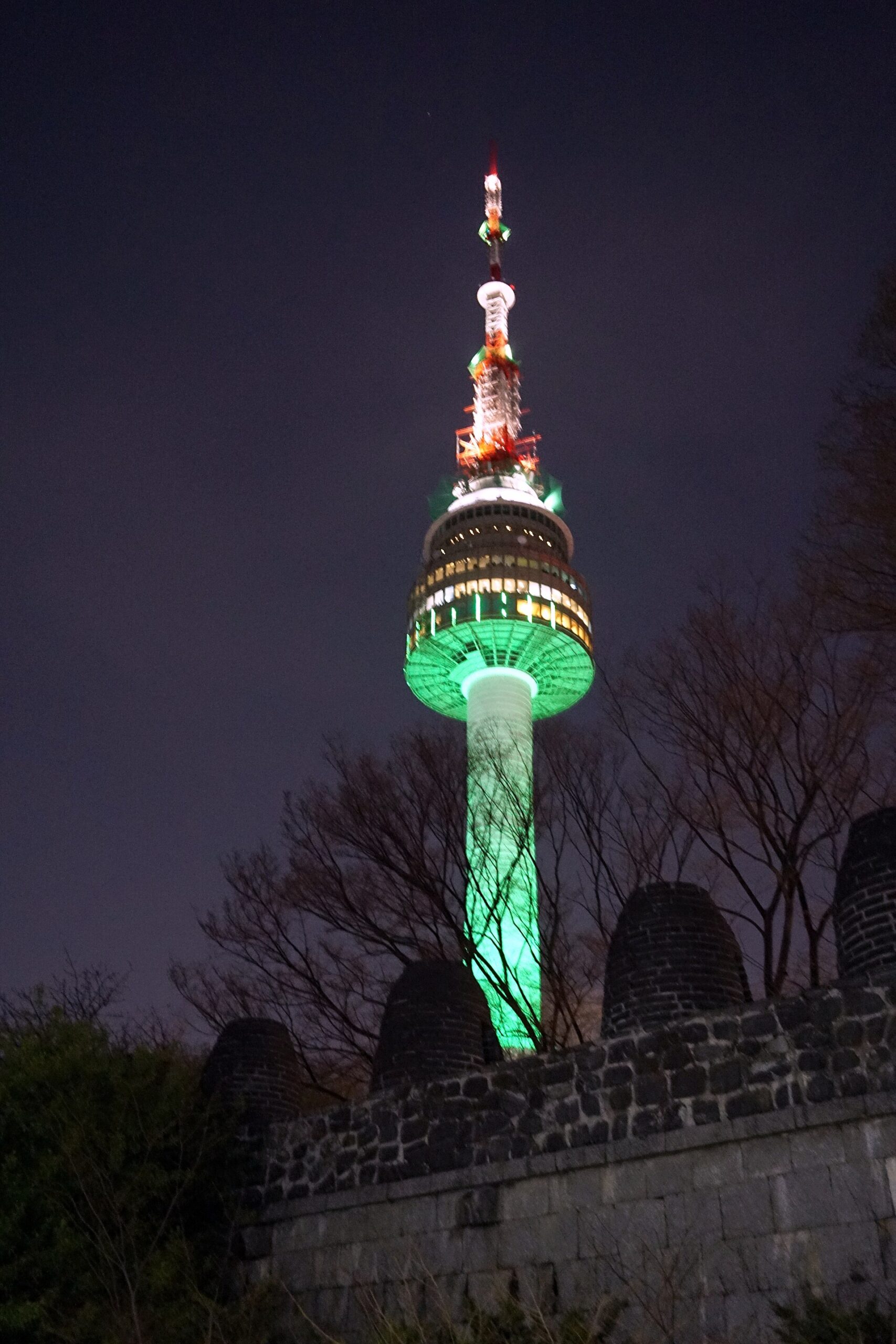 夜晚亮灯的N首尔塔实景